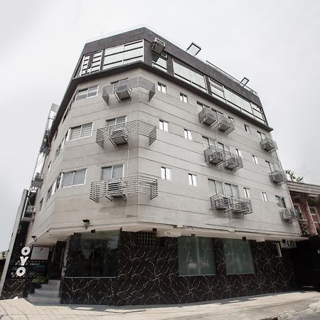 Circuit Hostel Макати Экстерьер фото