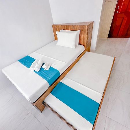 Circuit Hostel Макати Экстерьер фото