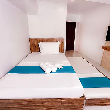 Circuit Hostel Макати Экстерьер фото