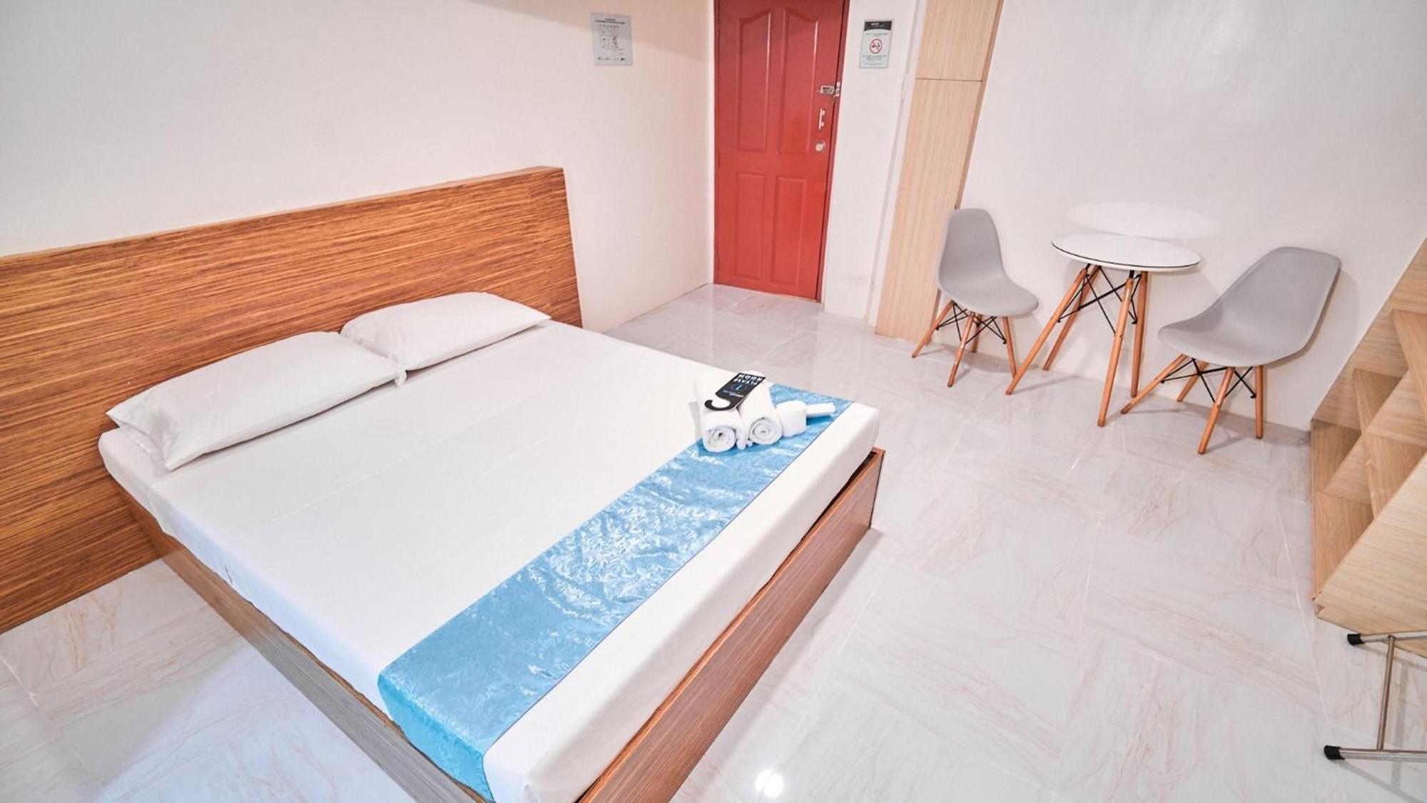 Circuit Hostel Макати Экстерьер фото