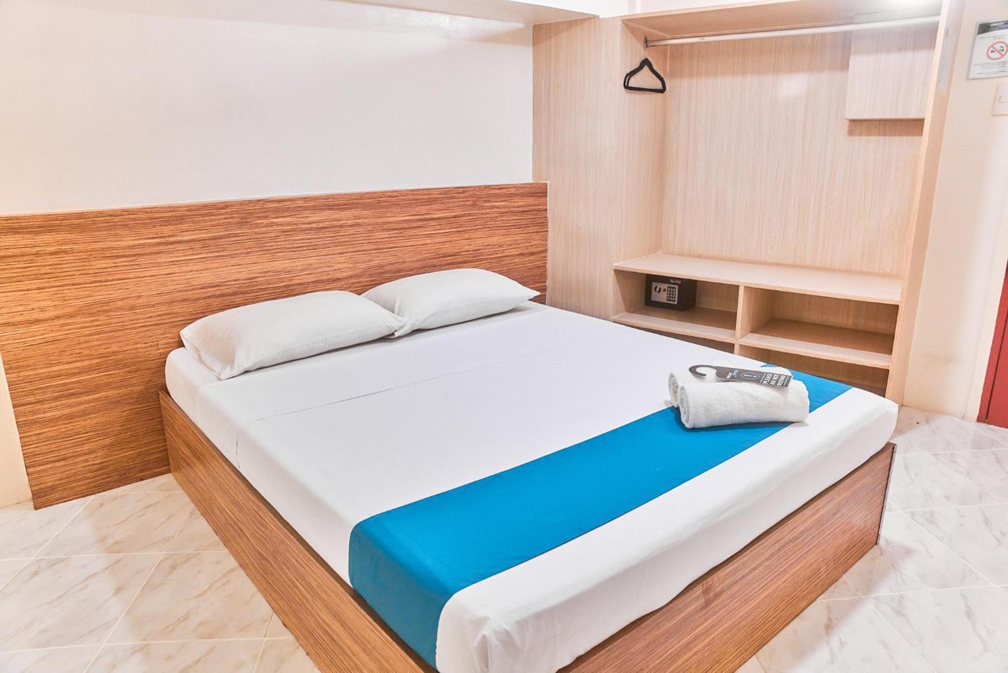 Circuit Hostel Макати Экстерьер фото