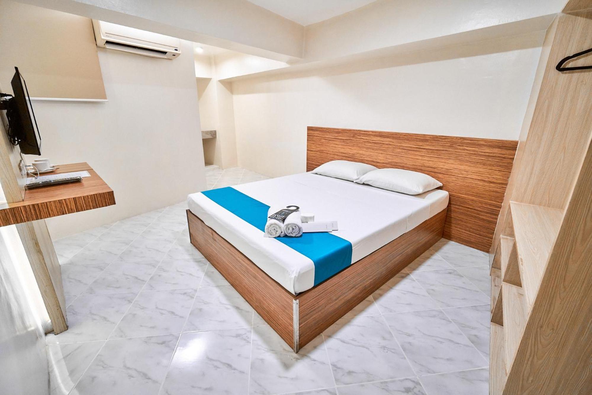 Circuit Hostel Макати Экстерьер фото
