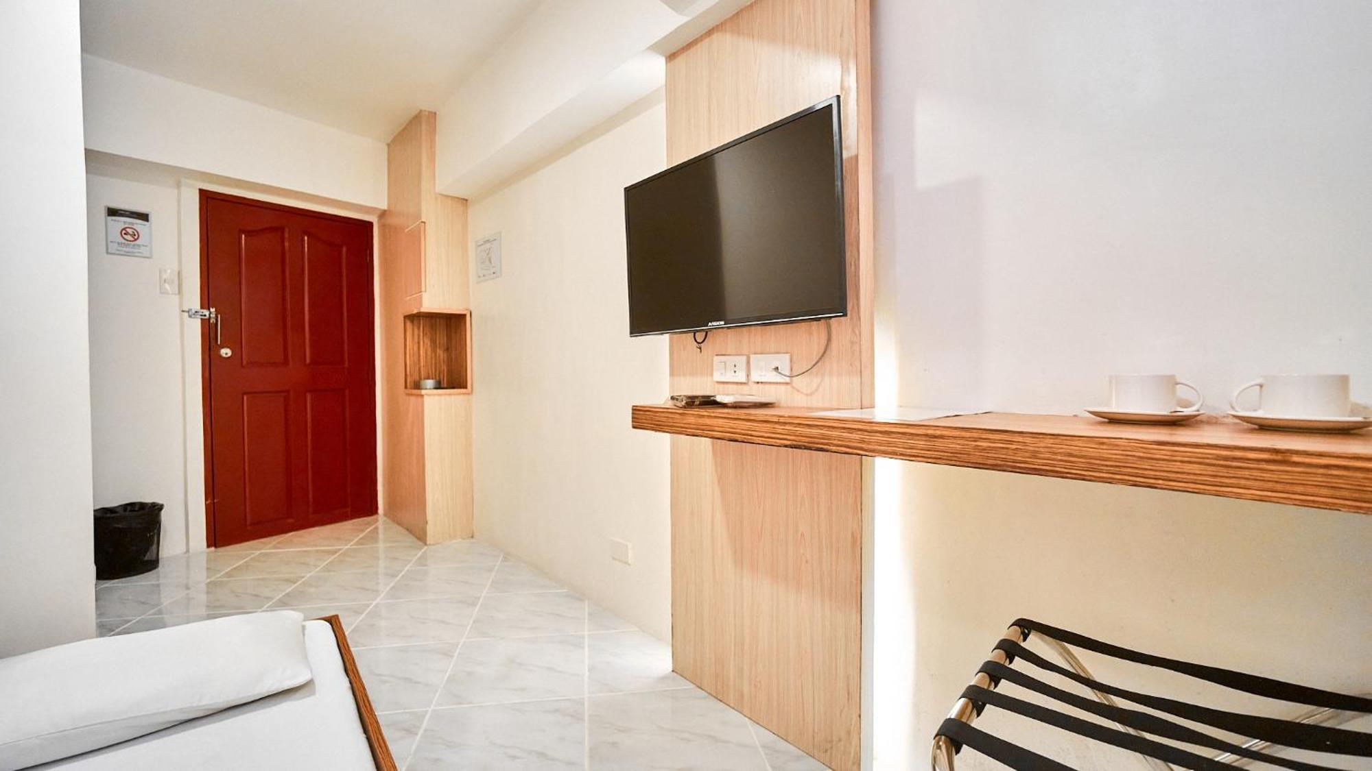 Circuit Hostel Макати Экстерьер фото